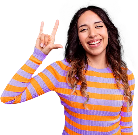 Mulher sorrindo fazendo o sinal de libras para 'amor'